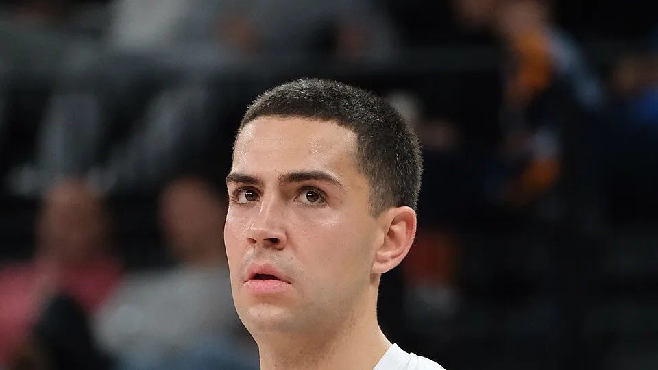 Cole Swider durante un partido de baloncesto profesional