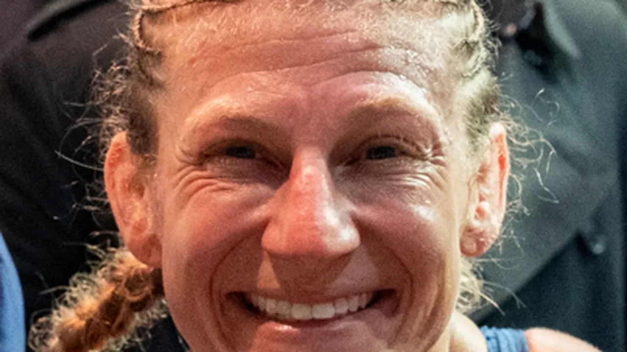 Kayla Harrison, campeona de peso gallo de UFC, sonriendo tras una victoria