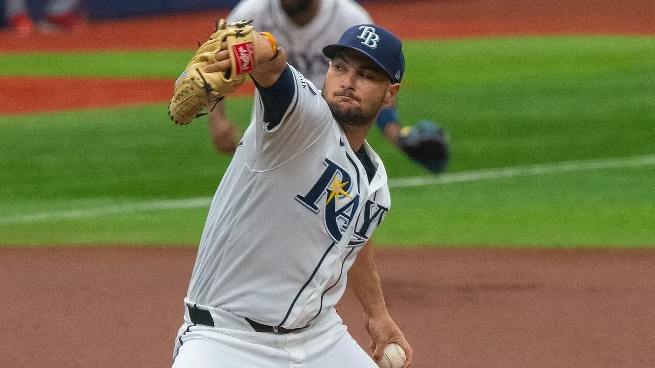 Shane McClanahan lanzando con los Tampa Bay Rays