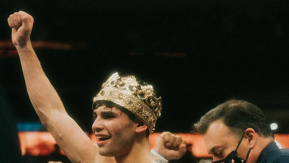 Ryan Garcia celebra una victoria en el ring