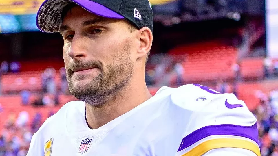 Kirk Cousins durante un partido con la NFL