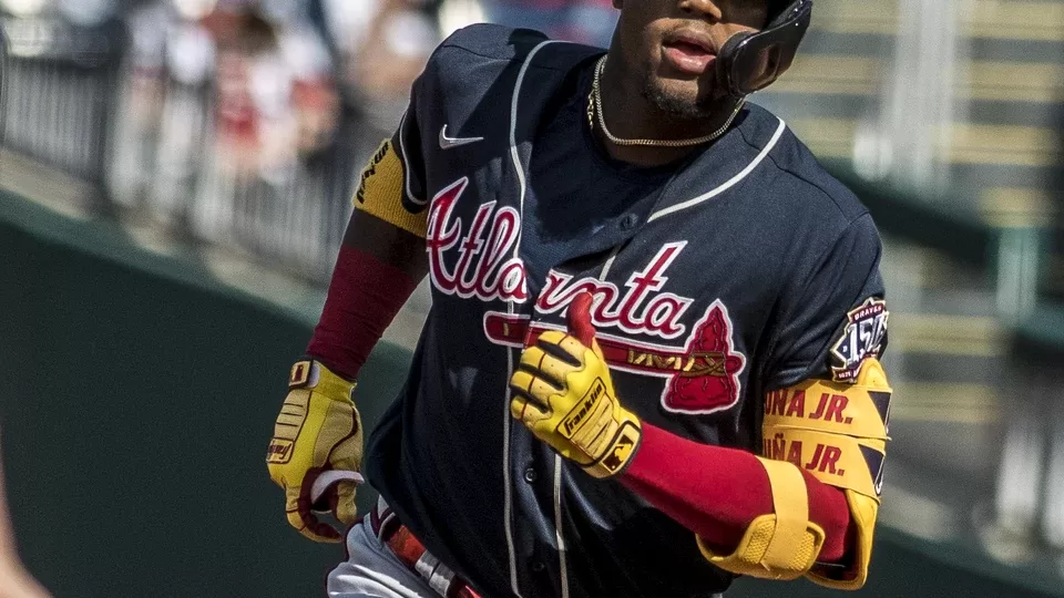 Ronald Acuna Jr. conecta un jonron con los Atlanta Braves