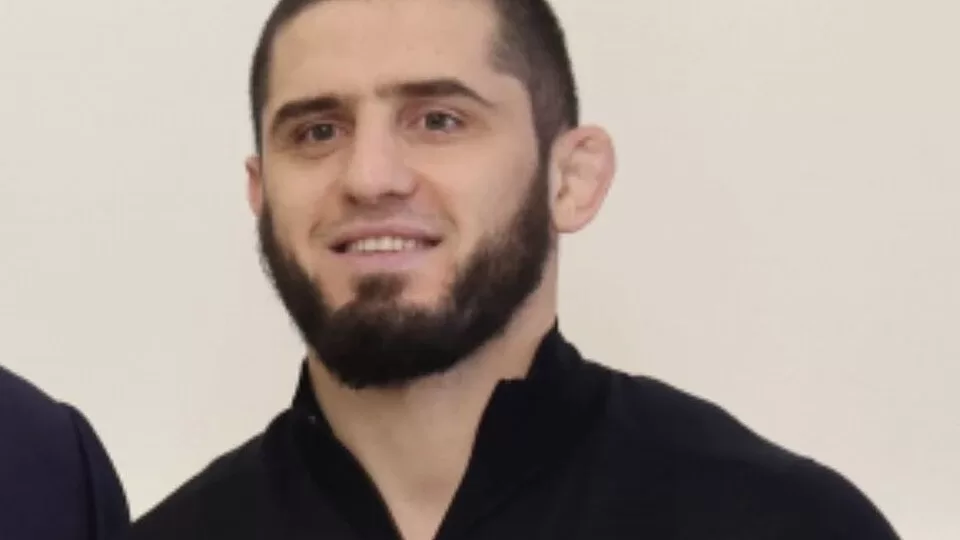 Islam Makhachev en un evento publico