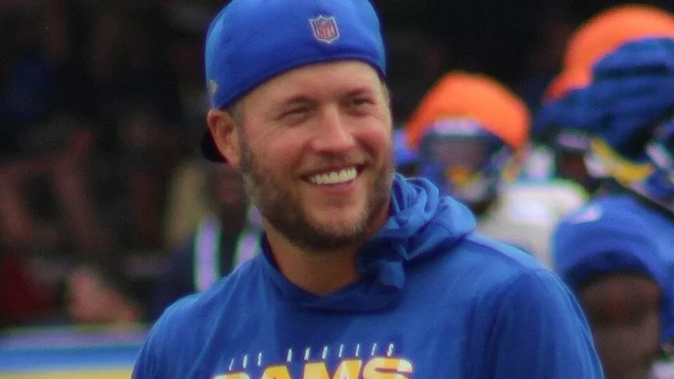 Matthew Stafford, quarterback de los Los Angeles Rams, sonriendo durante un calentamiento