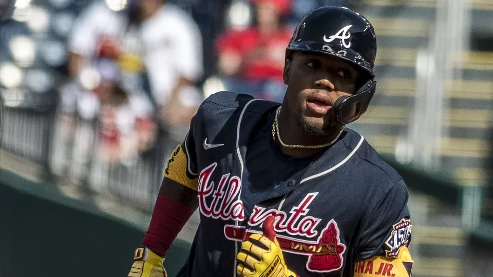Ronald Acuña Jr. con el uniforme de los Atlanta Braves