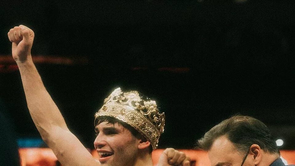 Ryan Garcia celebrando tras una pelea de boxeo