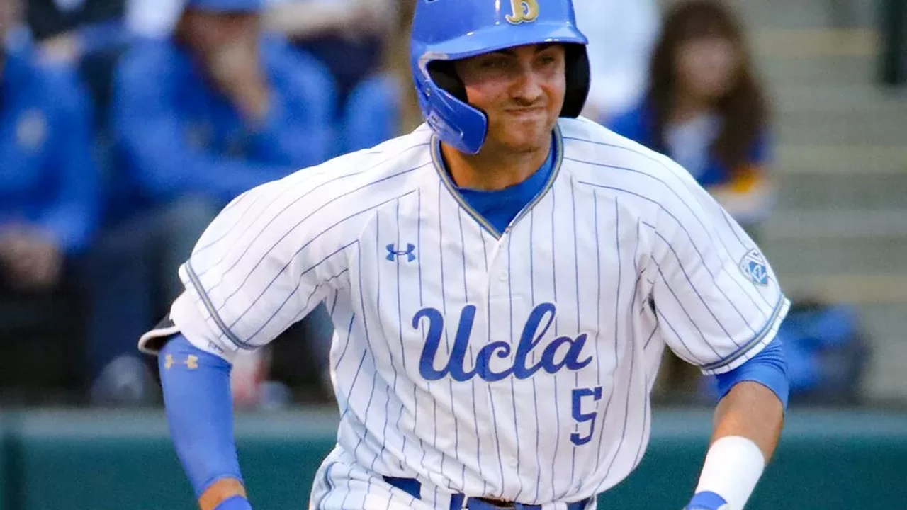 Garrett Mitchell, jardinero de los Milwaukee Brewers, en una foto de archivo de su etapa universitaria con UCLA