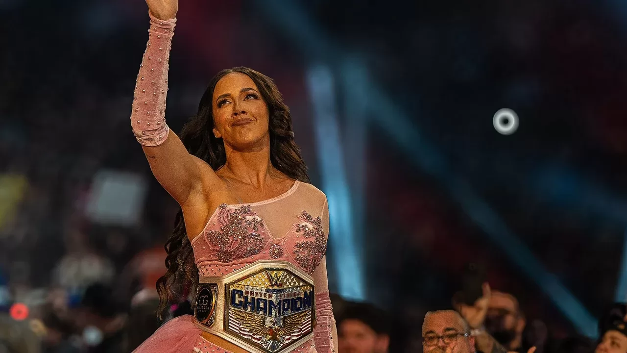 Chelsea Green, campeona femenil de WWE, con su cinturon durante una entrada al ring, en una foto de archivo