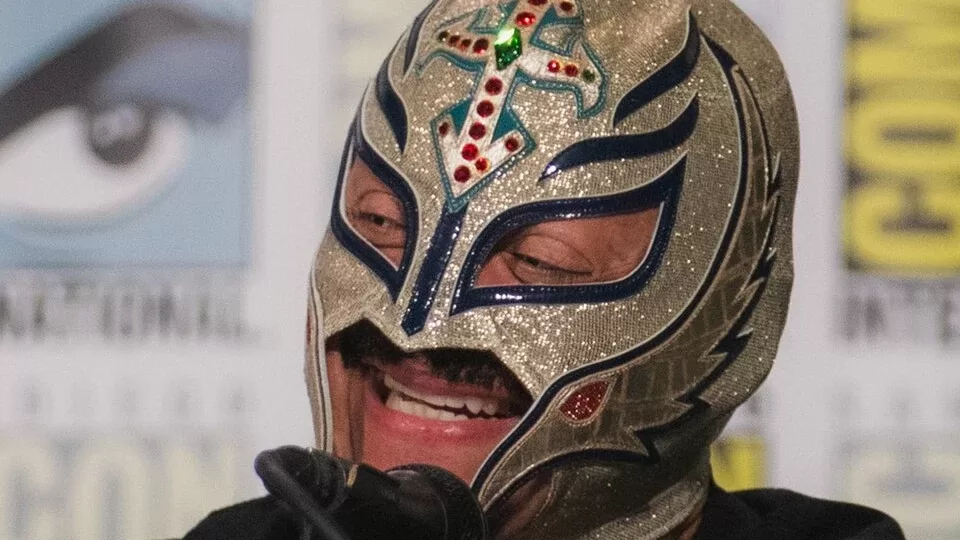 Rey Mysterio con su tradicional mascara