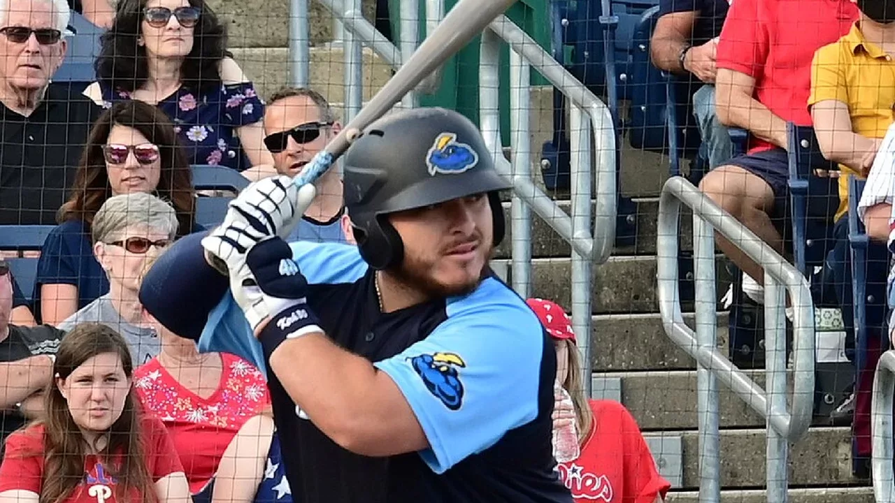 Alejandro Kirk bateando en un juego de Grandes Ligas
