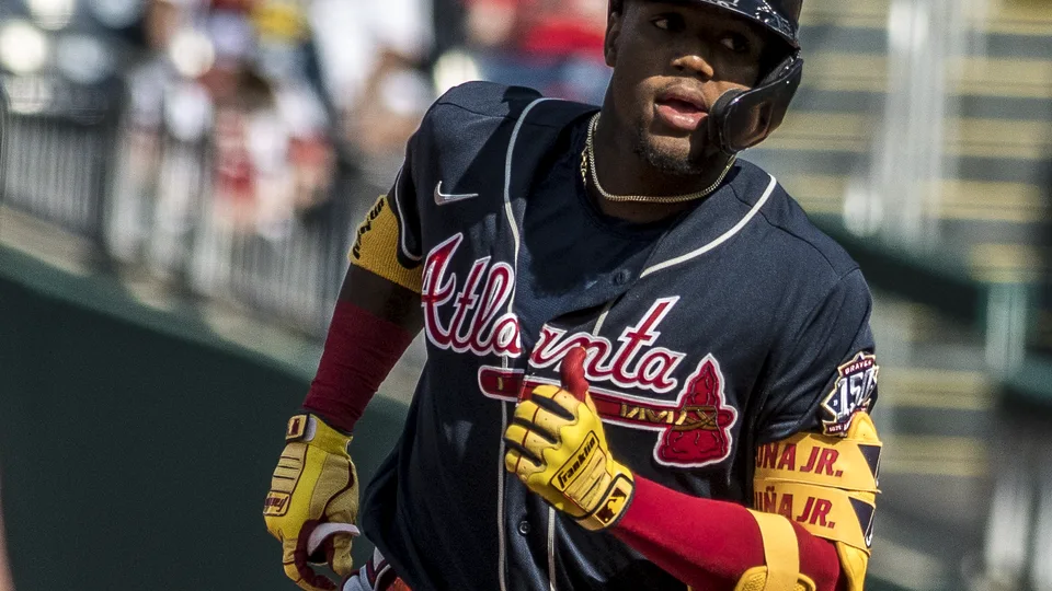 Ronald Acuña Jr. corriendo las bases con el uniforme de Atlanta