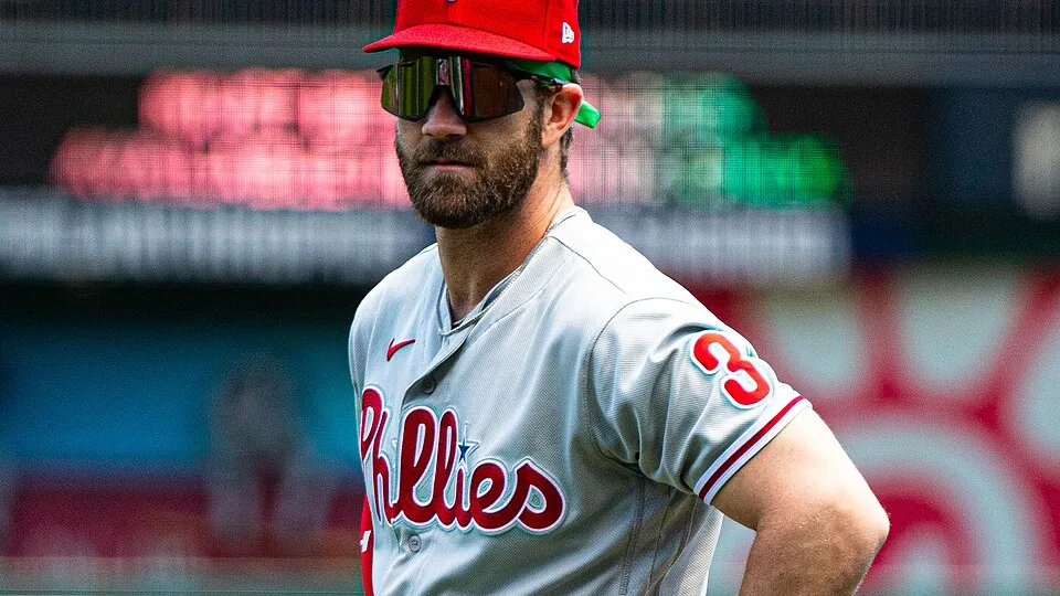 Bryce Harper con el uniforme de visitante de los Phillies