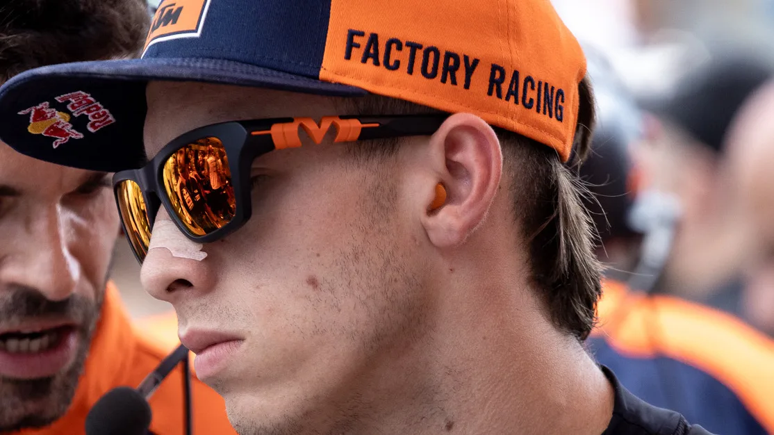 Pedro Acosta con gafas de sol y gorra de KTM Factory Racing