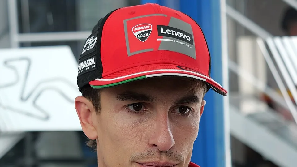 Marc Márquez con la gorra de su equipo en el paddock