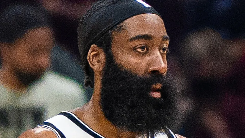James Harden con barba y cinta en la cabeza durante un partido