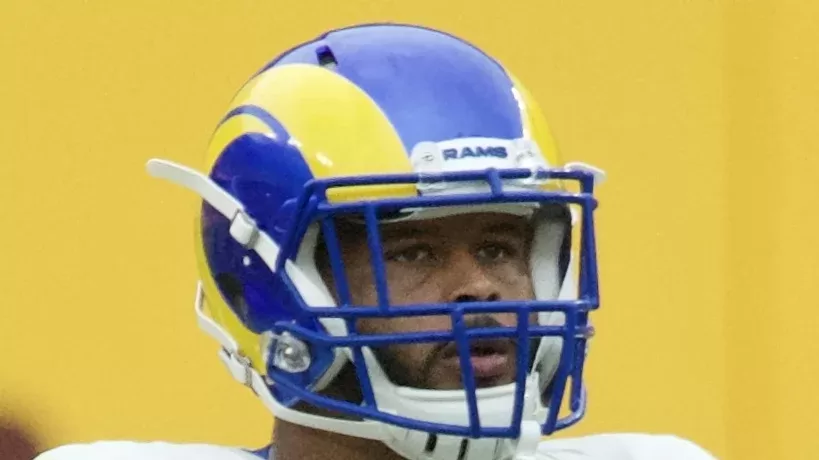 Aaron Donald con el uniforme de Los Angeles Rams durante un partido