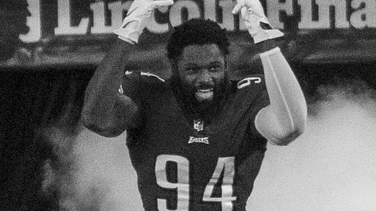 Josh Sweat con el uniforme de local en un partido