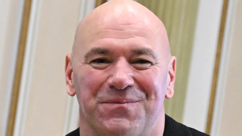 Dana White, presidente de UFC, sonriendo en una rueda de prensa