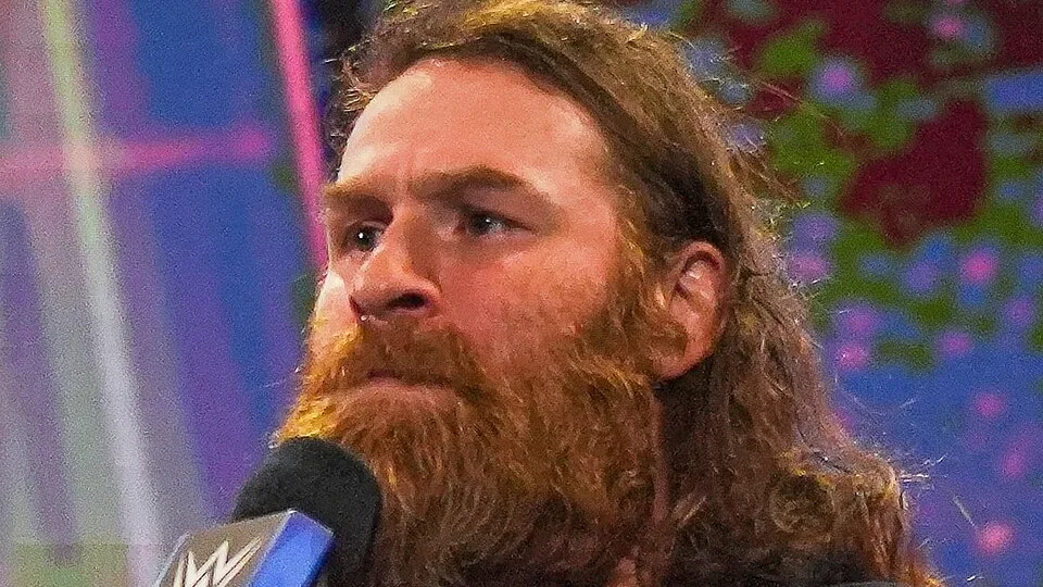 Sami Zayn hablando frente a un micrófono de WWE